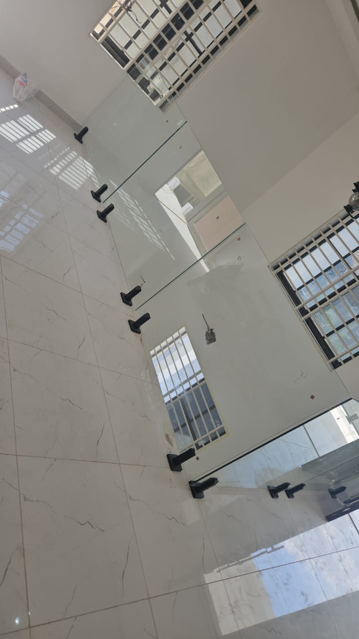 Frameless spigot or balustrade